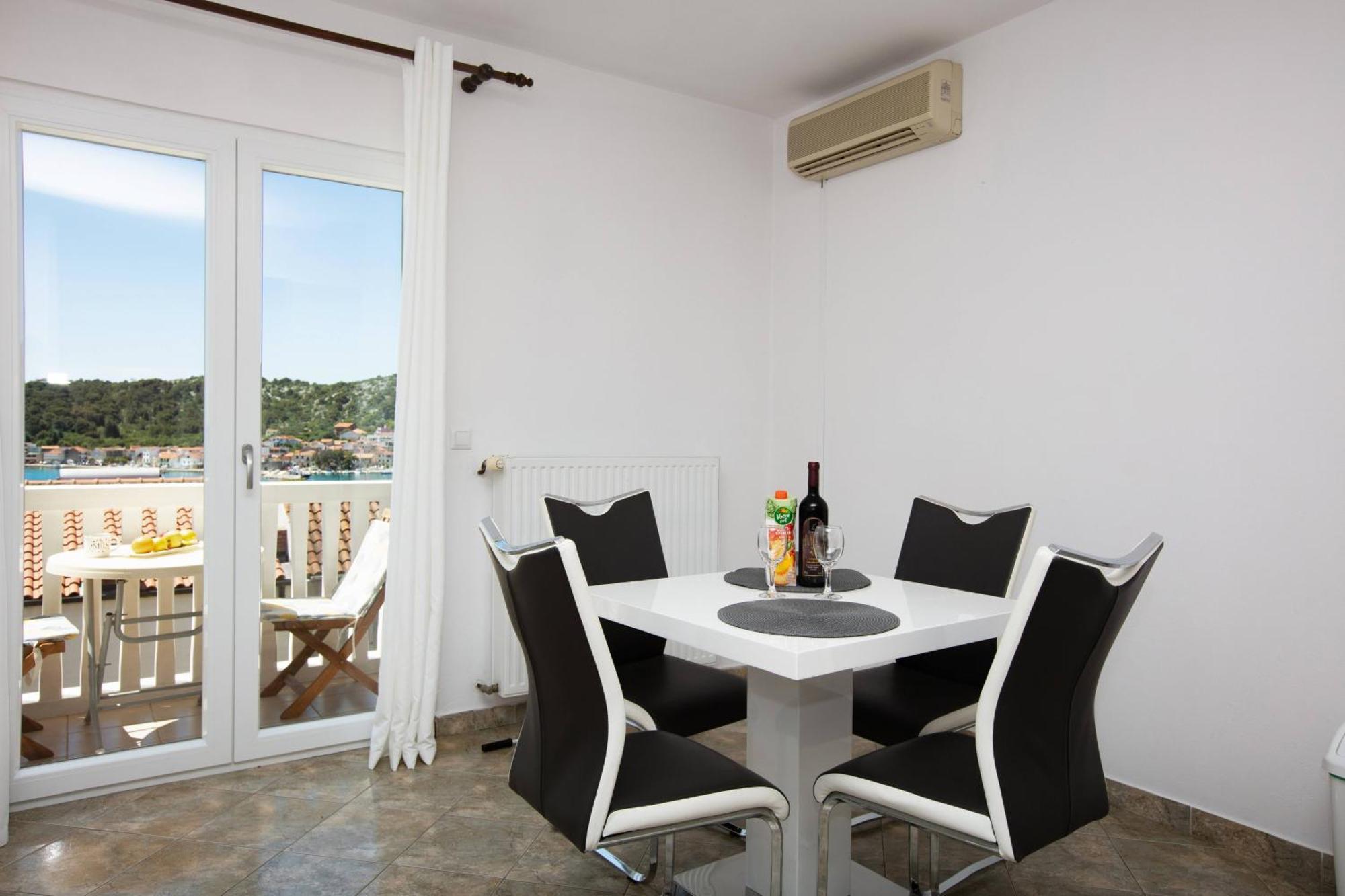Apartments By The Sea Tisno, Murter - 812 Buitenkant foto